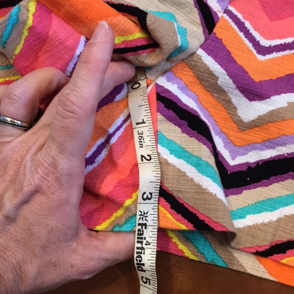 Trina Turk like new shorts size 4 - Picture 3 of 7